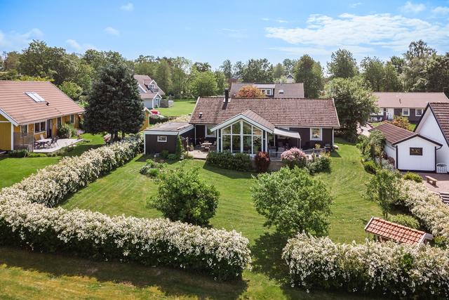 Varmt välkomna till Ragnar Perssons väg 12 och denna enplansvilla i populärt område!