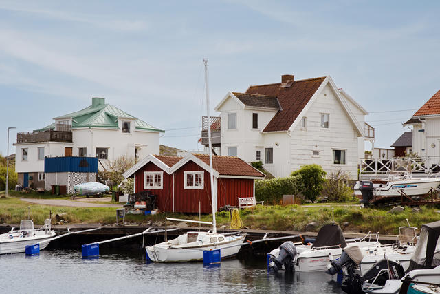 Alldeles intill den lilla småbåtshamnen och med havet som närmaste granne bor du på Tjuruddesvägen 12.