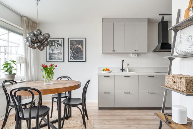 Stilfullt kök med matplats