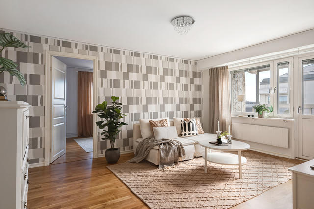 Vardagsrum med utgång till den inglasade balkongen