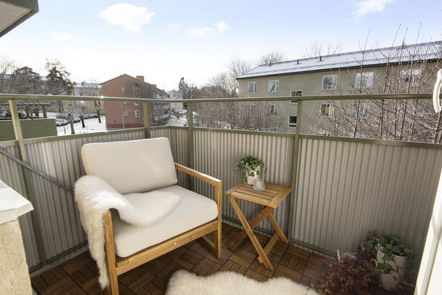 Solig balkong i sydväst mot återvändsgränd