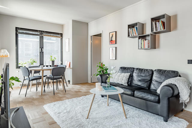 Varmt välkomna till denna smakfulla bostad med fint ljusinsläpp via sitt gavelläge och med två balkonger!