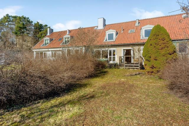 Varmt välkommen till Årtullsvägen 9 i Lidingö, unikt kedjehus om 313 kvm på Bo Gärde!