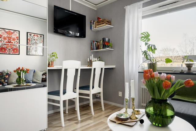 Stor garderob och platsbyggt skrivbord