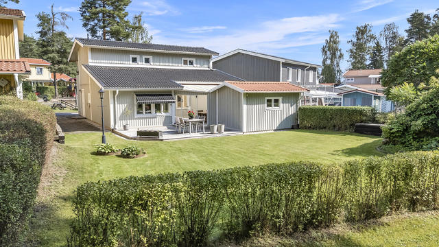 Trädgård vid husets baksida 