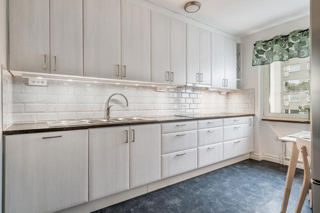 Ljust och fint kök med integrerade vitvaror