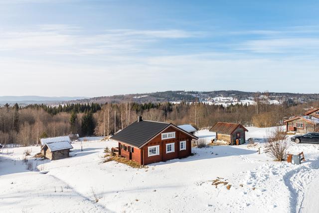 Välkommen till ett charmigt fritidshus med högt läge i byn Söder Bergsäng.