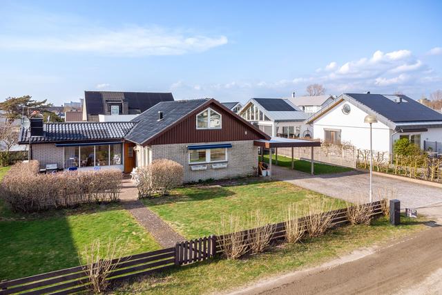 Havsnära pärla på Skrea Strand – för både fritid och året runt!
