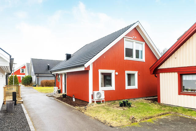 Varmt välkommen hem till Svalörtsvägen 21!