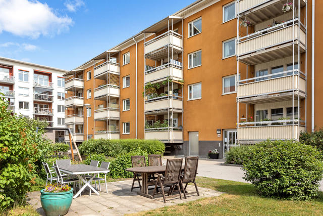 Varmt välkomna till Skolgatan 20B och denna bostad om 4rok, högst upp i huset med hiss direkt ifrån markplan!