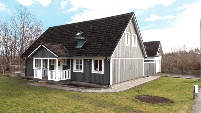 Stort altandäck, isolerat garage och växthus
