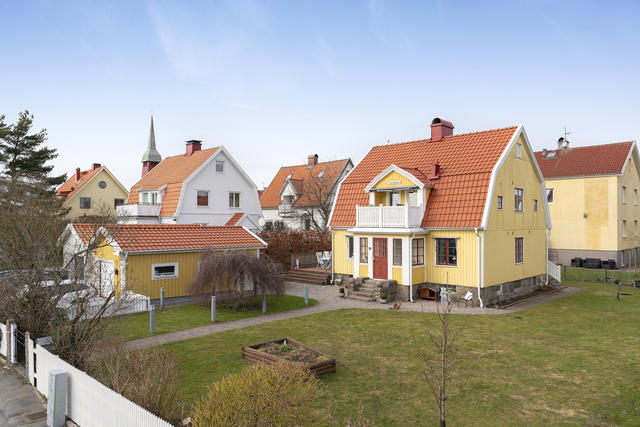 Välkommen till denna 20-talspärla med stor tomt i mysiga Hagen!