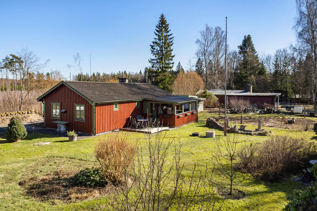 Hörntomt med en härlig trädgård