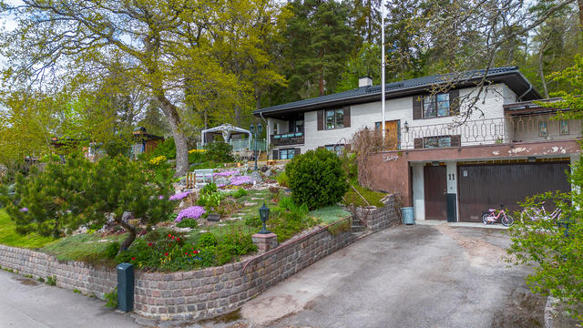 Varmt välkomna till Villavägen 11 och denna trivsamma villa med flera uteplatser och fin blomsterträdgård!