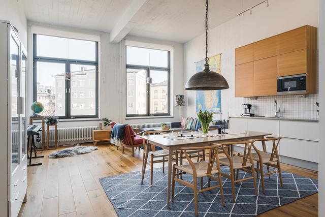 Fantastiskt ljusinläpp via stora fönsterpartier mot Strömmen. 