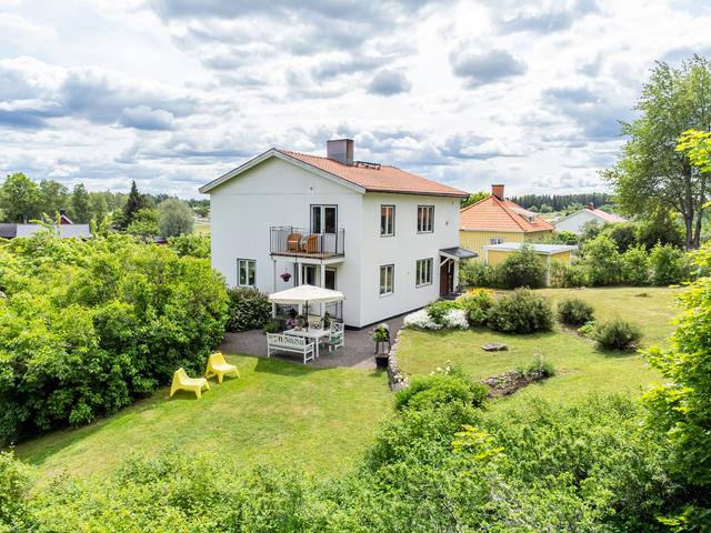 Välkomna till Gryta-Säva 22 och denna väl omhändertagna och tilltagna fastighet med stor och fin trädgårdstomt!