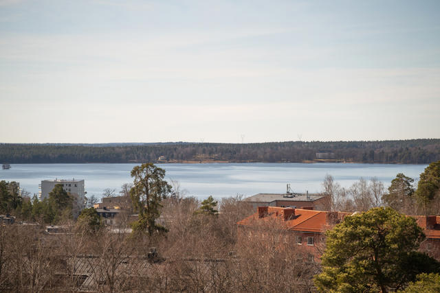 Vy över Mälaren och takåsar. En dröm för de som älskar kvällssolen och magiska solnedgångar.