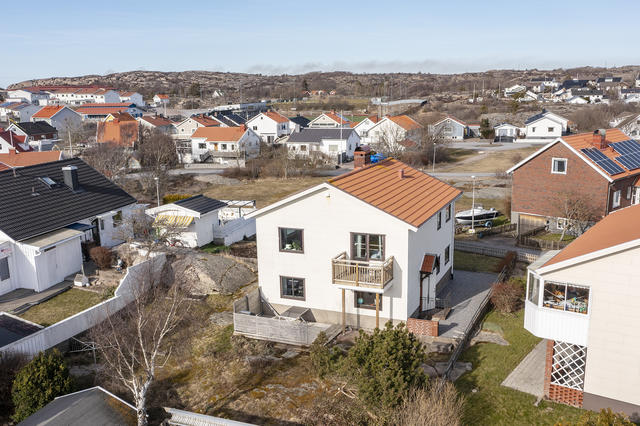 Uteplats och trädgård i söderläge