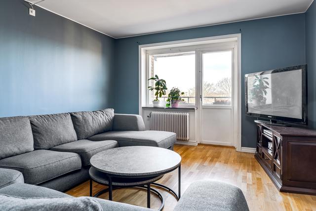 Vardagsrum med dörr ut till balkong