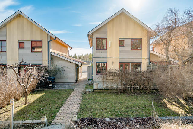 Varmt välkomna till Gränsgatan 14 och detta trevliga kedjehus!