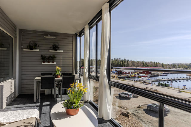 Inglasad balkong i soligt söderläge med magisk utsikt