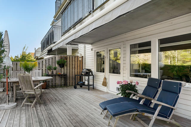 Stor härlig terrass med väl tilltagen markis
