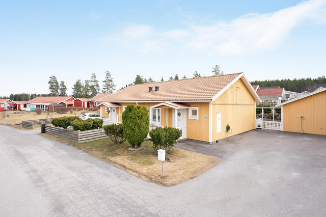 Parhus med egen uppfart och parkeringsyta