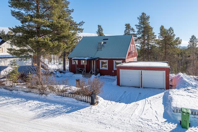 Rymlig 1½-plans villa med suterräng och dubbelgarage.