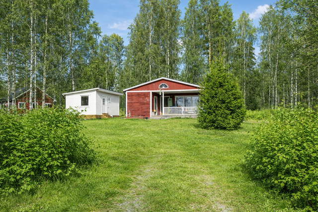 Bilden är digitalt redigerad för att visa fastigheten i sommarmiljö. 