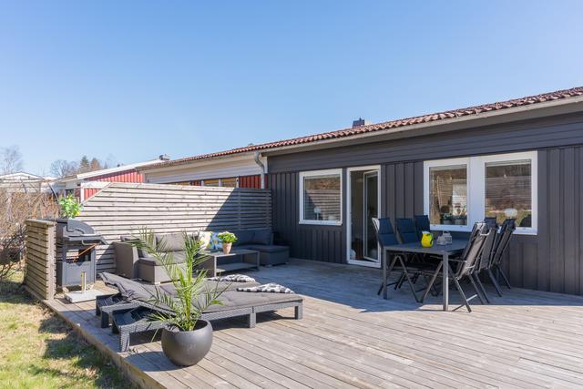 Härligt insynsskyddat altandäck med många soltimmar