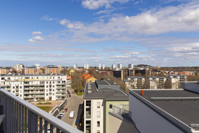 Bostaden har två underbara balkonger att nyttja i två väderstreck
