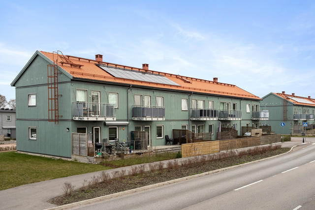 Markplan i ett modernt område. Andra lägenheten från vänster.