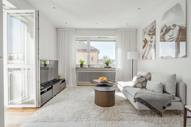 Varmt välkommen till S:t Göransgatan 24C i populära Fålhagen smakfulla bostad med balkong! Via sitt gavelläge och genomgång med fönster i tre väderstreck ges bostaden ett härligt ljusinsläpp.