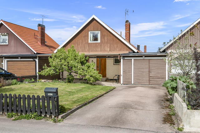 Framsidan med garage