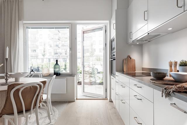 Utgång till uteplatsen i soligt läge.