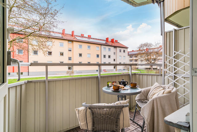 Utsikt till grönskande innergård