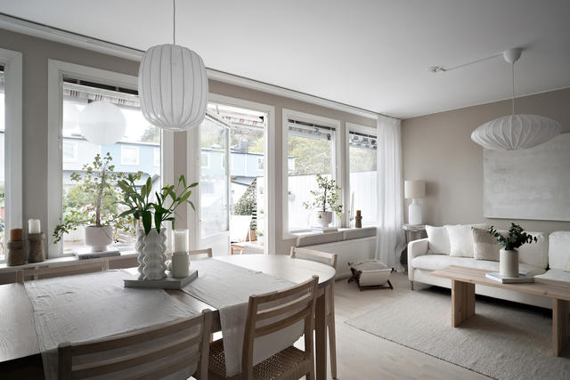 Matplats och vardagsrum i ett