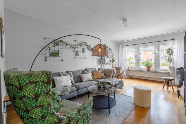 Varmt välkomna till Kummingatan 50B och denna smakfulla bostad direkt i markplan!