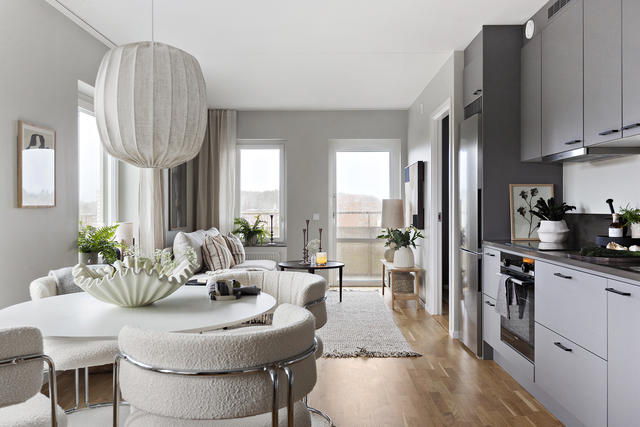 Stort härligt allrum med utgång till balkong mot parken.