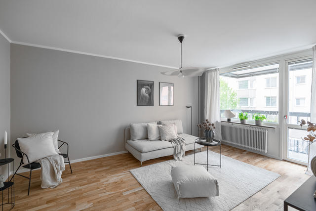 Varmt välkommen till Dragarbrunnsgatan 60 - En smakfullt renoverad och väldisponerad bostad med inglasad balkong!
Väl tilltaget vardagsrum med utgång till den inglasade balkongen.