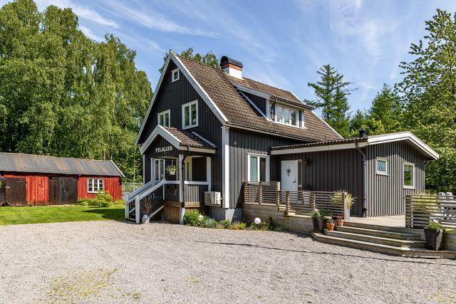 Välkomnande entré till ett hemtrevligt boende i lantlig idyll.