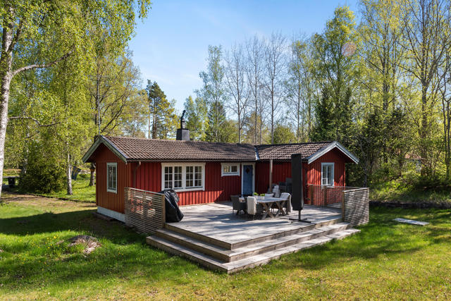 Välkommen till ett havsnära fritidshus i Herräng med stor altan i söderläge.