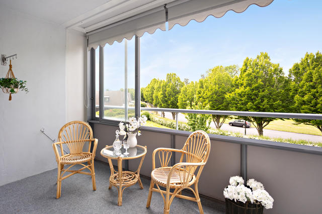 Stor, inglasad balkong i syd/väst-läge
