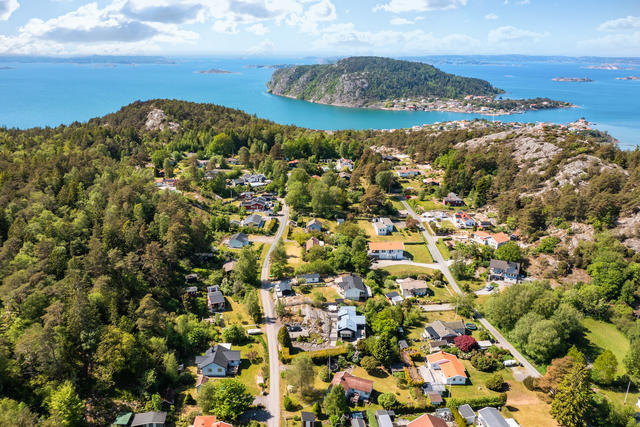 Inte långt till det glittrande havet och den vackra Bohuslänska skärgården!