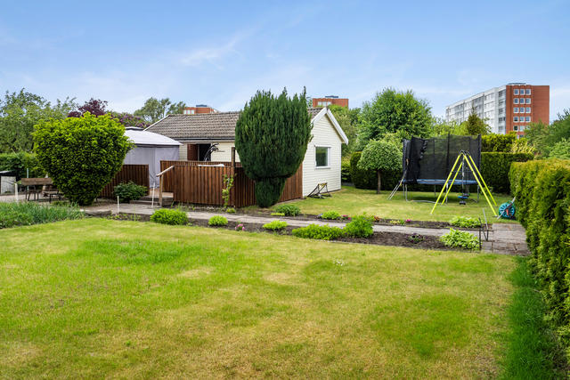 Rymlig trädgård med gott om om utrymme för alla dina idéer.