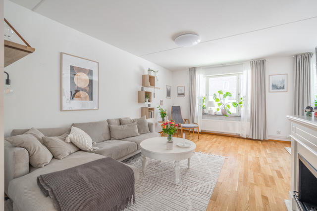 Välkomna till Mältargatan 1 och denna fina och trivsamma bostad i markplan med fin uteplats i söder.