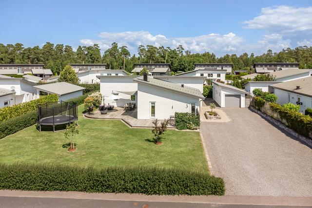 Njut av rymd, ljus och kvällssol – modernt enplanshus i toppskick