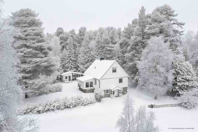Visualisering: Denna bild är ett originalfoto som har kompletterats digitalt med snö för att illustrera fastigheten och dess omgivning under vintertid