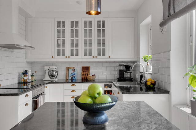 Smakfullt kök med fina skåpsluckor i glas