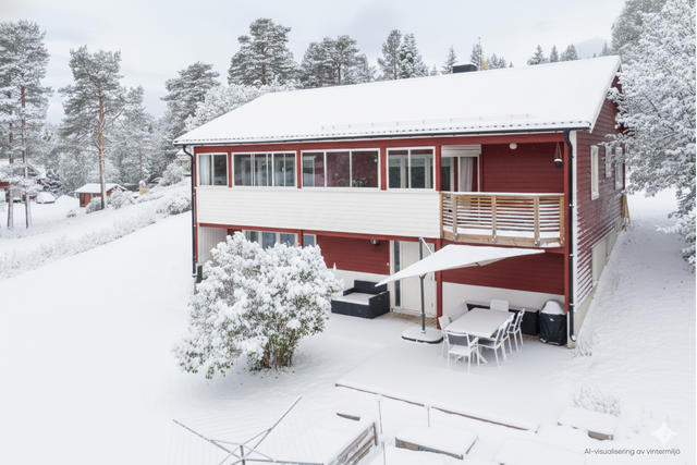 Välkommen till familjevänliga Nygård 235.

Visualisering: Denna bild är ett originalfoto som har kompletterats digitalt med snö för att illustrera fastigheten och dess omgivning under vintertid